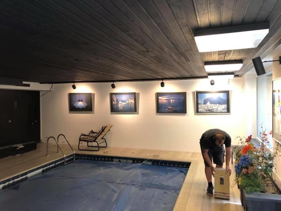 Fertiger Schwimmbadraum mit gefliestem Beckenrand und heller Decke nach der Sanierung